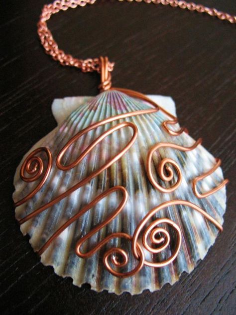 Copper Wire Wrapped Shell Pendant Shell Projects, Kule Ting, Bijoux Fil Aluminium, Ge Bort, Beaded Beads, Seashell Jewelry, Seashell Crafts, Work Jewelry, Wire Weaving