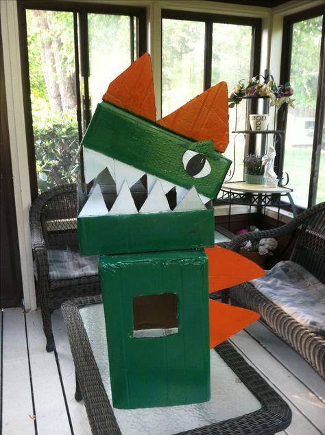 homemade cardboard box dinosaur costume for my 3 year old students Diy Dinosaur Costume, Dinosaur Crafts Kids, Cardboard Halloween, Box Dinosaur, Kids Dinosaur Costume, Dinosaur Party Invitations, Dinosaur Birthday Theme, Diy Dinosaur, Dinosaur Halloween Costume