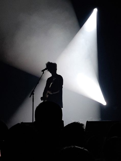 concer Guy Guitar Aesthetic, Boyband Aesthetic Concert, Man With Guitar Aesthetic, Concert Audience Aesthetic, Guitar Men Aesthetic, Small Stage Aesthetic, Singing Aesthetic Boy, Band Guitarist Aesthetic, Guitar Band Aesthetic