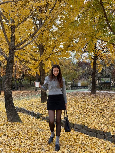 Fall outfit inspiration Sweater Autumn Outfit, Mini Black Skirt Outfit, Black Skirt Outfit, Mini Skirt Grey, Mini Black Skirt, Grey Sweater Outfit, Black Skirt Outfits, Fall Outfit Inspiration, Autumn Foliage