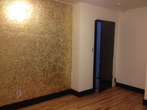 Gold glitter wall and black baseboards Black Baseboards, Wall Color Combination, Pop Ceiling, Gold Color Combination, Golden Wall, Wall Colour, Interior Design Your Home, Wall Texture Design, Glitter Wall