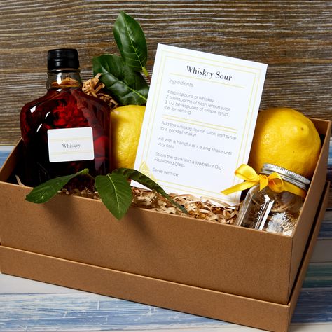 Add a virtual bartending session to your happy hour. Send out personalized cocktail kits with ingredients so that everyone make the cocktail together and enjoy while catching up. Cocktail Gift Box Ideas, Cocktail Box Gift, Cocktail Kit Gift Diy, Mini Cocktail Kit, Cocktail Gift Basket, Cocktail Kit Gift, Cocktail Making Kit, Purim Ideas, Diy Cocktail Kit