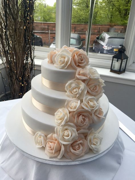 Roses Wedding Cake, Champagne Roses, Torte Creative, Wedding Cake Roses, Pastel Roses, Roses Wedding, Rose Cake, Sugar Paste, Peach Roses