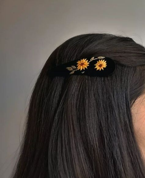 Hairclip, embroidery, sunflower Diy Headbands, Hair Clips Diy, Tropical Wedding Invitations, Handmade Hair Bows, Diy Headband, Hand Embroidery Art, Please Follow Me, Bow Design, Tropical Wedding