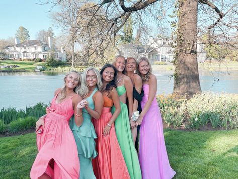 Big Group Prom Poses, Group Formal Photos, Prom Poses For Friends Group Shots, Prom Picture Poses For Friends, Preppy Prom Dresses, Prom Inspo Pics, Prom Usa, Prom Photo Poses, Formal Pics