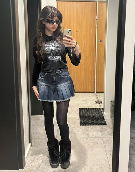 2000s Mini Skirt Outfit Grunge, Retro Denim Skirt Outfit, Cute Y2k Outfits Skirts, Leggings Under Skirt 2000s, Jeans And Skirt Outfit 2000s, Vintage Mini Skirt Outfit, Black Mini Skirt Outfit Y2k, Jean Skirt And Leggings Outfit, Y2k Grunge Skirt Outfit