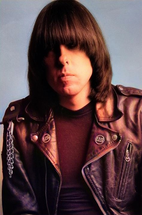 Johnny Ramone Johnny Ramone, Colorized Photos, Rock Groups, Ramones, White Photo, Black And White, White, Black, Color