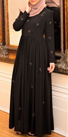 Maxi Aesthetic, Black Colour Dress, Black Flowy Maxi Dress, Long Dresses Fashion, Islamic Fashion Dresses, Maxi Dresses Online, Moslem Fashion, Long Maxi Dresses, Long Frock