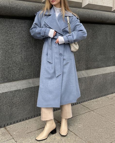 Baby Blue Winter Outfit, Light Blue Trench Coat Outfit, Blue Coat Outfit, Liza Rudkevich, Blue Outfit Winter, Winter Dressing, Capsule Wardrobe Women, Winter Outfits Aesthetic, Label M