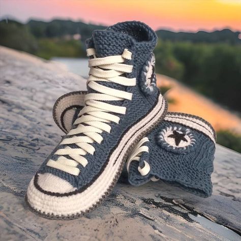 Converse En Crochet, Crochet House Slippers, Converse Socks, Converse Slippers, Rainbow Converse, Crochet Converse, Crochet House, Converse Boots, Slippers Cute