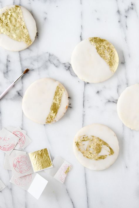 DIY Cookies with Edible Gold Leaf Designs Gold Cookie Icing, How To Make Edible Gold Paint, Macarons With Gold Leaf, Edible Gold Leaf Desserts, Edible Gold Leaf Cake, Creative Christmas Cookies, Diy Cookies, Cookies Ice Cream, Gold Cookies