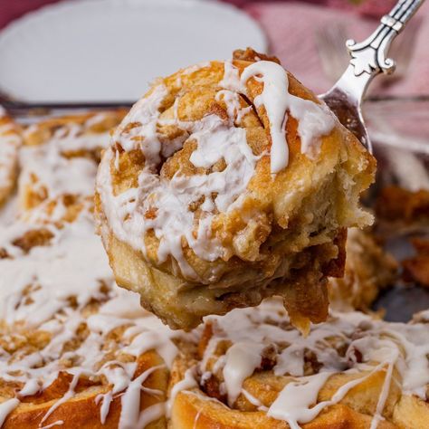 🍎 Move over, donuts. Apple crumble cinnamon rolls combines two classic desserts in one and are perfect for breakfast, brunch or dessert.⁣⁣ ⁣⁣ Comment RECIPE for the recipe! ⁣ https://www.tastesoflizzyt.com/apple-crumble-cinnamon-rolls/⁣ ⁣ #applecrumble #cinnamonrolls #applebutter #tastesoflizzyt Quick Salads, Apple Crumble, Classic Desserts, Apple Butter, Best Appetizers, Decadent Desserts, Cinnamon Rolls, Gluten Free Recipes, The Recipe