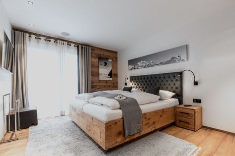 Ski Chalet Bedroom Ideas, Wooden Interior Design Bedroom, Contemporary Chalet Interior, Alpine Interiors Chalet Style, Alpine Modern Interior Design, Ski Chalet Bedding, Alpine Style Interiors, Ski Interior Design, Chalet Style Bedroom