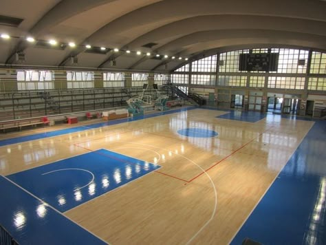 Sports Facility Architecture, Home Basketball Court, Boarding School Aesthetic, Architecture Journal, School Building Design, College Architecture, School Hall, Parquet Floor, Indoor Basketball Court