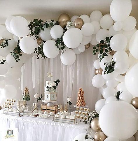 White Gold Dessert Table, White And Gold Balloon Garland, Baptism Party Decorations, Gold Balloon Garland, Balloons Arch, First Communion Cake, First Communion Decorations, Fest Temaer, Cake Dessert Table