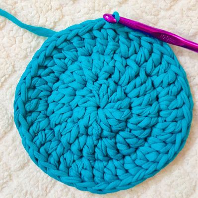 Tshirt Yarn Crochet, Crochet Trivet, Tshirt Yarn, Crochet Hot Pads, Crafts Diy Projects, Crochet T Shirts, Crochet Business, Crochet Potholders, Hot Pad