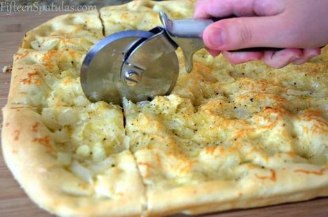 Foccacia - Caramelized Onion and Gruyere Topped Foccacia Onion Foccacia, How To Carmalize Onions, Foccacia Recipe, Homemade Focaccia, Savory Bread Recipe, Foccacia Bread, Onion Bread, Bread Sticks Recipe, Italian Menu