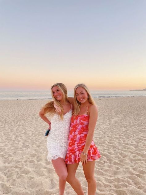 Basic Poses, Summer Picture Poses, Best Friend Photoshoot, Spring Break Outfit, Beach Friends, Bff Pictures, Preppy Summer, Beach Poses, Happy Summer