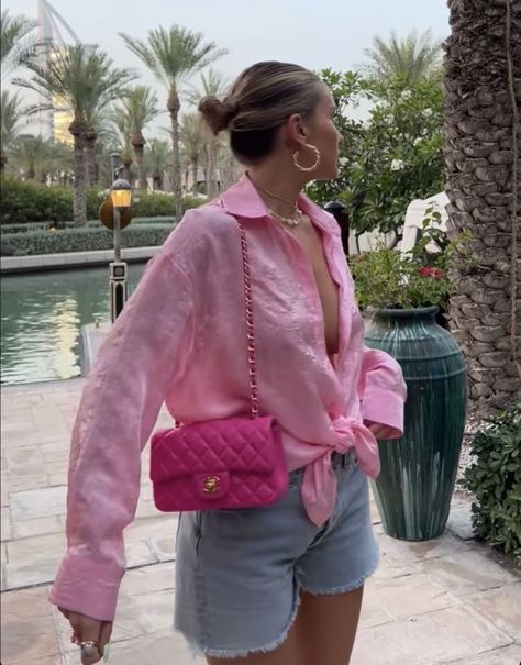 Pink Bag Aesthetic Outfit, Old Money Summer Outfits Shorts, Pink Bag Outfit Summer, Makeup Ideas Wedding Guest, Pink Bag Outfit Ideas, Casual Outfits Wedding Guest, Hot Pink Bag Outfit, Wedding Guest Hair Styles, Pink Bags Outfit