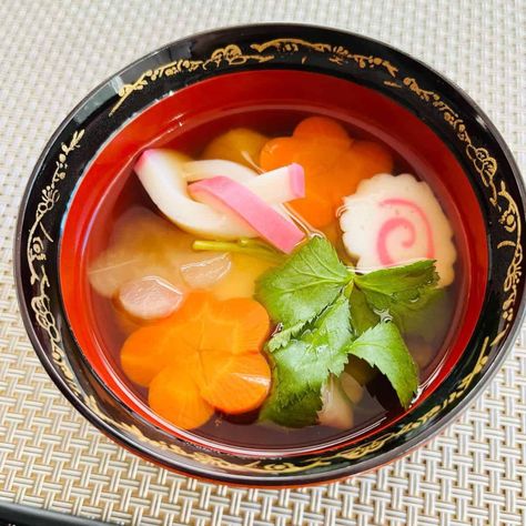 Ozoni Mochi (Japanese New Year Mochi Soup Recipe) Ozoni Recipe, Mochi Soup, Mochi Japanese, Japanese Spinach, Recipe Japanese, Mochi Recipe, Japanese Soup, Japanese New Year, Soup Dish