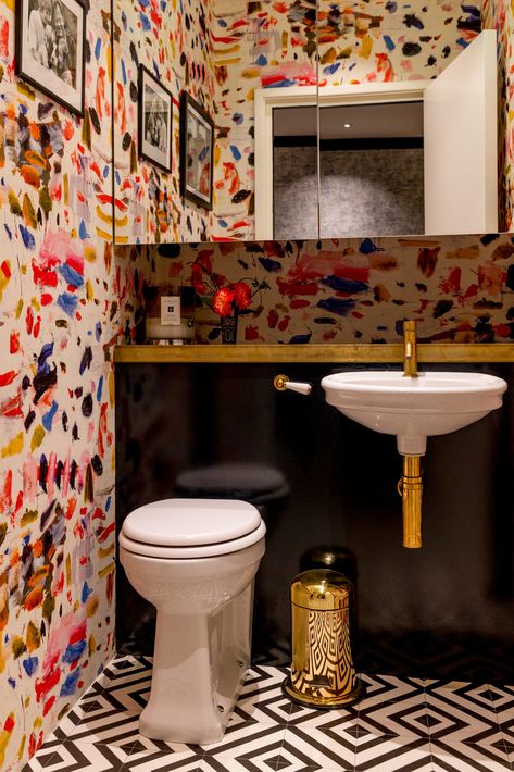 This pattern is very colorful and does not have a lot of symmetry. However it makes the space crazy Bathroom Feature Wallpaper, Wallpaper Wc, Toilette Design, London Interior Design, London Interior, Feature Wallpaper, Town House, Maximalism, Bathroom Wallpaper