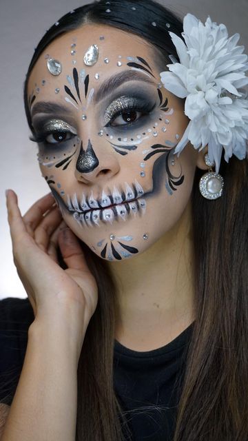 Black Catrina Makeup, Katrina Makeup, Halloween Makeup Diy Tutorial, Halloween Maquillaje, Catrina Makeup, Halloween Makeup Sugar Skull, Sugar Skull Costume, Vampire Bride, Cute Halloween Makeup