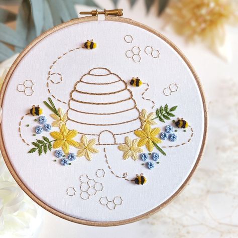 Colour Pages, Stitch Types, Summer Embroidery, Handmade Crafts Gifts, Insects Theme, Diy Broderie, Bee Embroidery, Embroidery Template, Hand Embroidery Kit