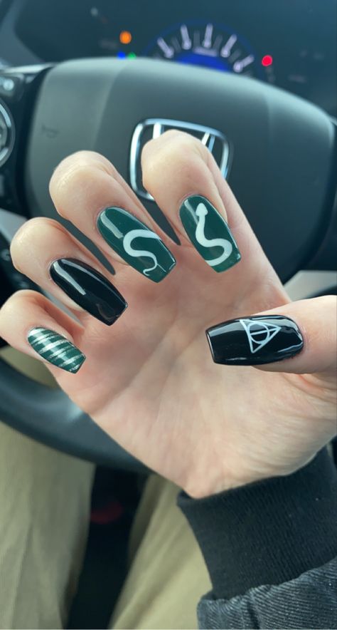 Hp Nails Slytherin, Simple Slytherin Nails, Harry Potter Nail Art Slytherin, Harry Potter Acrylic Nails Slytherin, Harry Potter Nails Designs Slytherin, Draco Nails, Slytherin Acrylic Nails, Slitherin Nails, Harry Potter Nails Acrylic