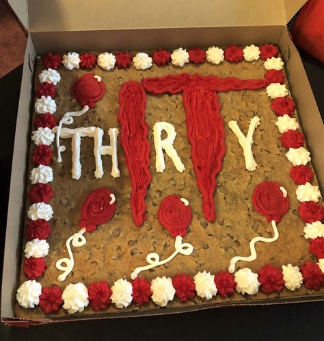 Stephen King 'IT' Themed Cookie Cake for my 30th Birthday Stephen King Cake Ideas, It Birthday Cake Stephen King, It Themed Party Stephen King, Horror 30th Birthday, Stephen King Party, Pennywise Birthday Party Ideas, Gothic Treats, Halloween 30th Birthday, Stephen King Birthday