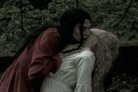 Wlw Kiss, Carmilla And Laura, Castlevania Netflix, Gothic Romance, Gothic Aesthetic, Fantasy Aesthetic, The Twilight Saga, Art Reference Photos, Pose Reference