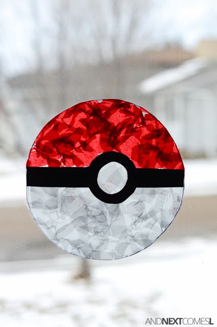 Pokeball suncatcher: fine motor Pokemon craft for kids from And Next Comes L Pokemon Go Crafts, Diy Pokemon Crafts, Pokemon Christmas Ornaments, Pokémon Crafts, Snacks Diy, Pokemon Crafts, Diy Suncatchers, Pokemon Diy, Pokemon Craft