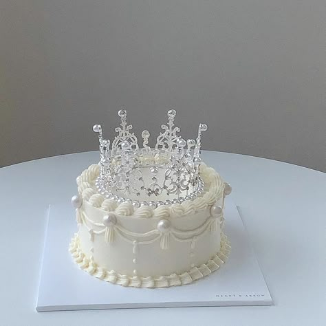 27th Birthday Cake, Birthday Cake Crown, Queens Birthday Cake, Birth Cakes, Bolo Vintage, 14th Birthday Cakes, White Birthday Cakes, Vintage Birthday Cakes, Korean Cake