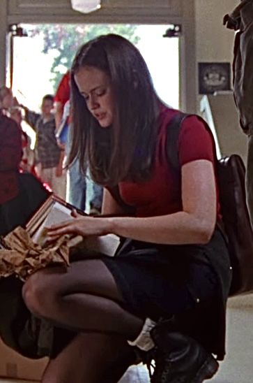 Rory Gilmore Red Shirt Black Skirt, Rory Gilmore Red Turtleneck, Rory Gilmore Red Outfit, Outfits With Red Turtleneck, Rory Gilmore Episode 1 Outfit, Rory Gilmore Turtleneck, Red Tv Outfits, Rory Gilmore Red Sweater, Red Turtleneck Outfit Aesthetic