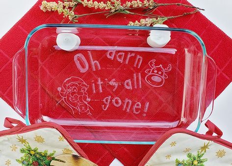 DIY Etched Casserole Dish - Personalize it For Any Occassion! Christmas Ideas To Sell, Diy Christmas Cricut, Cricut Christmas Crafts, Christmas Cricut Projects, Etched Casserole Dish, Cricut Gift Ideas, Cricut Projects Christmas, Ideas To Sell, Cricut Christmas Ideas