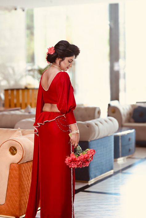 Homecoming bride Red Kandyan Bride, Modern Kandyan Saree Designs, Homecoming Saree, Modern Kandyan, Wedding Brides Maid, Bridle Dress, Srilankan Wedding, Loyalty Tattoo, Wedding Dressing