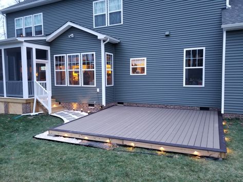 Diy ground level composite deck. Led lighting. Stone border Terrazas Chill Out, Pool Surround, Small Backyard Decks, Ground Level Deck, Deck Diy, Landscaping Projects, Deck Backyard, Floating Deck, Patio Deck Designs