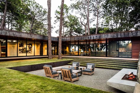 A heavenly lake house retreat in Texas connects harmoniously with nature Sunken Living Room, House Trim, Sunken Garden, Casa Country, Casa Patio, Courtyard House, Hus Inspiration, Cool Ideas, Landscape Architect