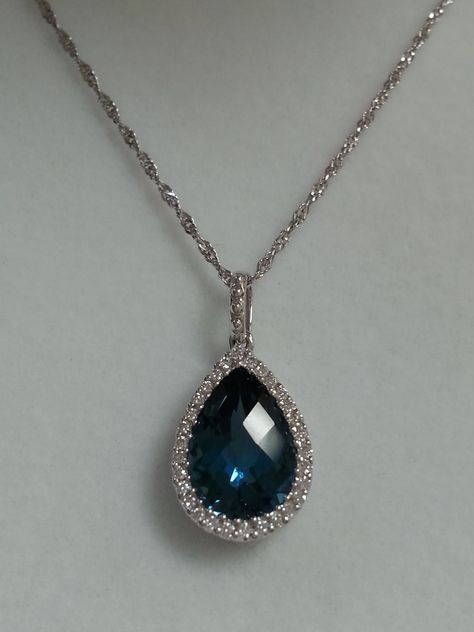 Blue Topaz Necklace Pendants, Blue Diamond Pendant, Blue Topaz Aesthetic, Blue Jewelry Aesthetic, Blue And Silver Jewelry, Diamond Necklace Elegant, Blue And Silver Necklace, Blue Diamond Necklace, Blue Pendant Necklace