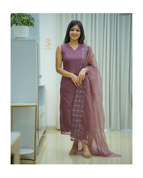 Sleeveless Churidar Designs, Traditional Poses, Neck Models, Simple Frock, Simple Kurta, Salwar Neck Designs, Simple Kurti, Simple Frock Design, Cotton Saree Blouse Designs