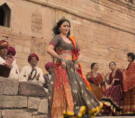 Alia Bhatt Outfits In Kalank, Alia Bhatt Kalank Look, Kalank Alia Bhatt Outfits, Alia Bhatt In Kalank Dresses, Alia Bhatt Kalank Outfits, Alia Bhatt Kalank Movie Outfit, Roop Kalank Outfits, Alia Bhatt Movie Outfits, Kalank Alia Bhatt Dress