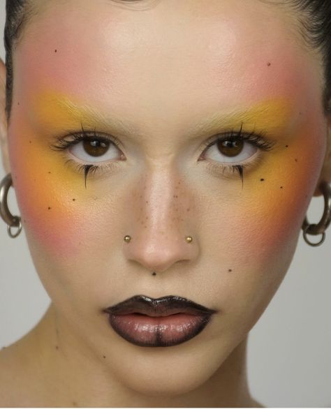 Exaggerated Makeup Look, Avant Garde Makeup Looks, Art Makeup Creative, Surrealist Makeup, Avant Garde Makeup Creative, Weird Makeup Ideas, Interesting Makeup Looks, Haute Couture Makeup, Eccentric Makeup