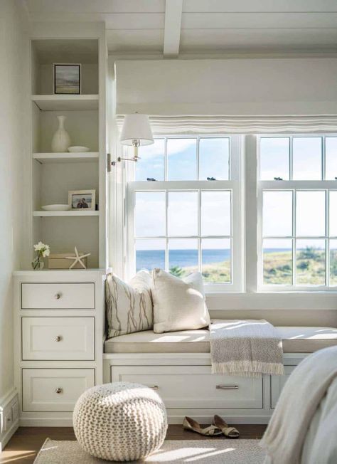 Dreamy beach house designed for entertaining on the Nantucket coast Window Bay Seating, Window Seat Design Bedrooms, Bay Seating, Window Seat Living Room, Window Bay, Bedroom Window Seat, Kitchen Tiny, Library Seating, White Built Ins