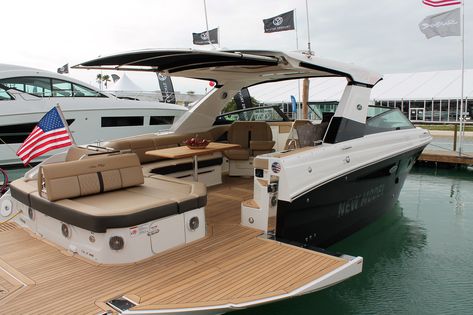 Capri Boat, Yatch Boat Luxury Inside, Luxury Pontoon Boats, Solandge Yacht, Luxury Fishing Boat, Mastercraft Boat, Yacht Deckhand, Liveaboard Boats, Sport Yacht