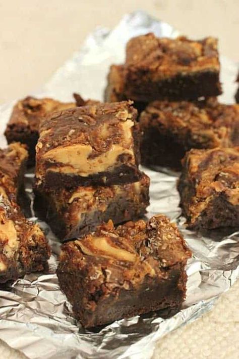 Oh my, these killer brownies are epic! Almost candy-like a day or two after they are baked they have coconut, walnuts, dulce de leche and peanut butter. Unforgettable and easy to make, of course. #brownies #killer #coconut #peanutbutter #dulcedeleche #walnuts Killer Brownies, Brownies Truffles, Paris Bakery, Coconut Chocolate Bars, Resep Brownies, Baking School, Brownie Toppings, Brownie Ingredients, Brownie Bites