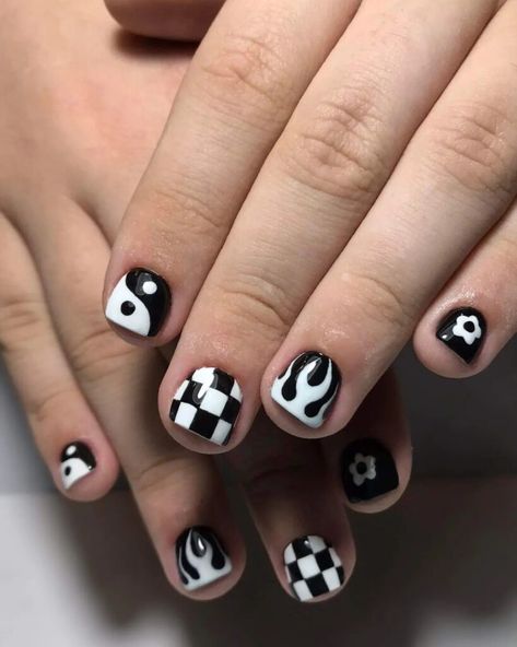 Diseños de uñas para hombres - Uñas pintadas Desain Salon Kuku, Doctor Who Nails, Manga Coloring Book, Mens Nails, Grunge Nails, Black Nail Designs, Nails 2023, Easy Nail Art, Black Nails