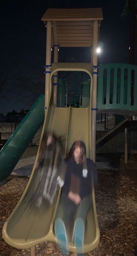 Aesthetic Park Pictures With Friends, Photoshoot At Playground, Playground Pics With Friends, Night Park Photoshoot, Aesthetic Playground Pictures, Park Pics With Friends, Playground Photoshoot Night, Poses For Park Photoshoot, Park Pictures With Friends