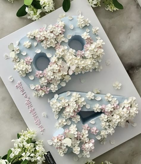 Number Cake With Flowers, Flower Number Cake, Number Cake Decorating Ideas, Sheet Cake Birthday, Letter Cakes, Alphabet Cake, Number Birthday Cakes, Letter Cake, Buttercream Cake Decorating