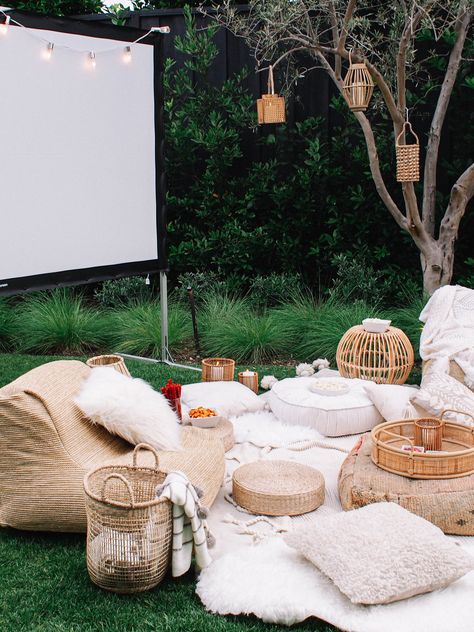 Summer Bucket List // Backyard Movie Night - Andee Layne Movie Night Ideas, Backyard Movie Party, Movie Night Decorations, Outdoor Movie Night, Movie Night Birthday Party, Backyard Movie Nights, Backyard Picnic, Picnic Inspiration, Outdoor Cinema