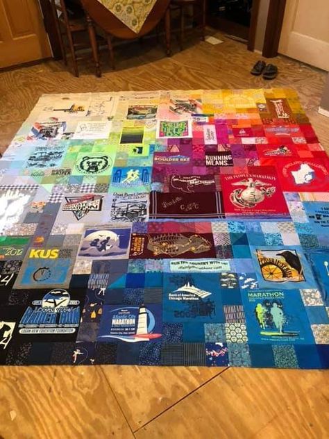 Tshirt Quilt Diy, Tshirt Quilt Pattern, Recycling Crafts, Tee Shirt Quilt, Textile Recycling, Memory Blanket, Shirt Quilts, Memory Quilts, Marathon Runner