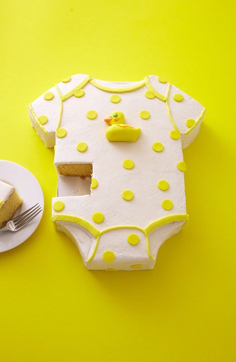 The perfect Step x Step Tutorial to learn How To Make A Duckie Onesie Cake | Cakegirls Step x Step Sugar Cookie Cake Recipe, Onesie Cake, Baby Shower Cake Ideas, Sugar Cookie Cakes, Ricotta Cake, Chewy Sugar Cookies, Cookie Cake Recipe, Cartoon Cake, Cupcake Decorating